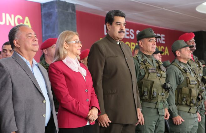 Maduro, su esposa Cilia Flores y el ministro de Defensa Vladimir Padrino en un desfile por el 82º aniversario de la Academia Militar de la Guardia Bolivariana el 4 de agosto