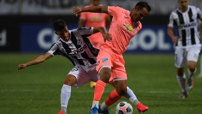 Quagliatta y Justiniano disputan una pelota en el Parque Viera de Montevideo la pasada semana,