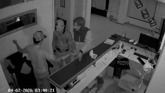 ladron que roba ladron: entraron de madrugada a una peluqueria y uno de los delincuentes intento quedarse con el dinero