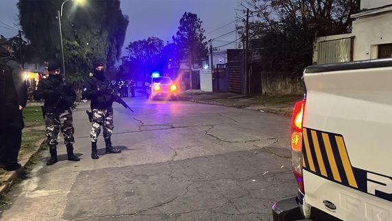 Una mujer de 21 años murió y un hombre de 29 está grave tras ser heridos de bala en un tiroteo en La Teja Una mujer de 21 años murió y un hombre de 29 está grave tras ser heridos de bala en un tiroteo en La Teja