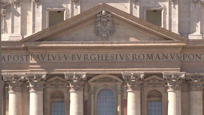 escandalo en el vaticano por transacciones ilegales en compras inmobiliarias