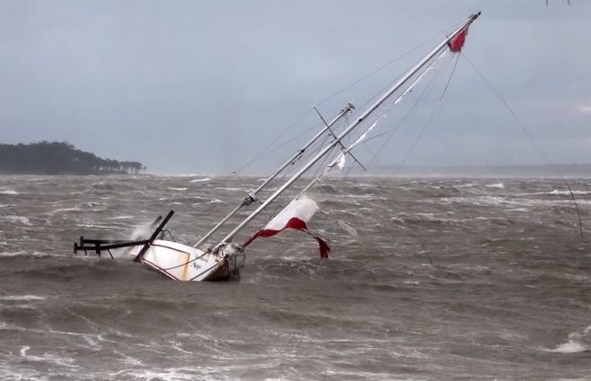 barco-tormenta-lluvia.jpg