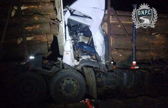 Conductor de un camión quedó atrapado en la cabina tras chocar de atrás a otro camión en ruta 8. Foto: Policía Caminera.