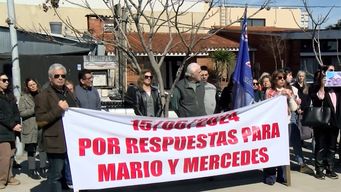 familiares y amigos de pareja de abogados muertos en incendio hace un ano se movilizaron por justicia