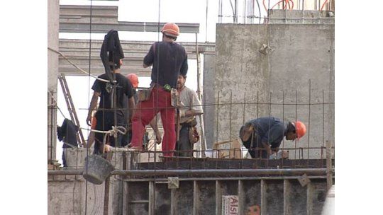 Bajó el desempleo de 6,2% a 5,9% de julio a agosto