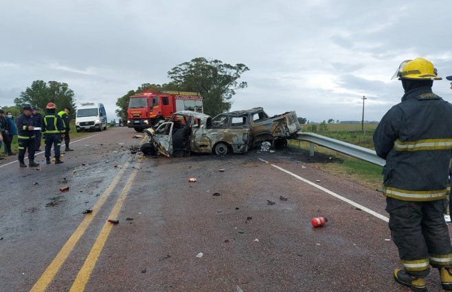 Foto: Twitter Silvia Techera, Subrayado. Dos vehículos se incendiaron luego del siniestro cercano a Aceguá.