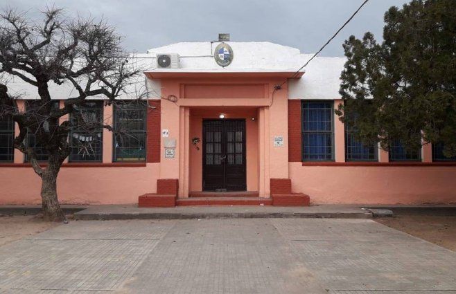 Foto: Facebook, Escuela 145. Fachada de la escuela ubicada en Lezica.