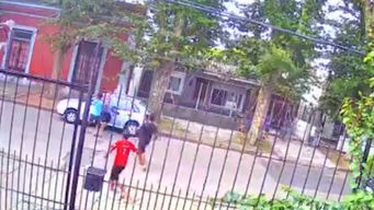 Rapiña a trabajador de Come. Foto: captura de video de cámara de seguridad.