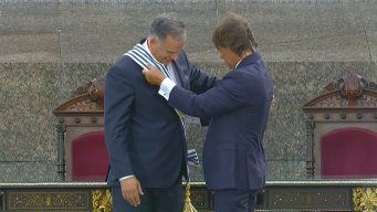 lacalle pou entrego la banda presidencial a orsi y asi le transmitio el mando en plaza independencia