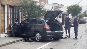 conductor ebrio cruzo semaforo en rojo, fue perseguido por la policia y choco contra una casa