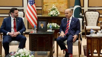 El vicepresidente de Estados Unidos, JD Vance (izquierda), conversa con el primer ministro pakistaní, Shehbaz Sharif, antes de su reunión sobre Irán en el marco de las conversaciones de paz entre Estados Unidos e Irán en Islamabad, el 11 de abril de 2026. Foto: AFP