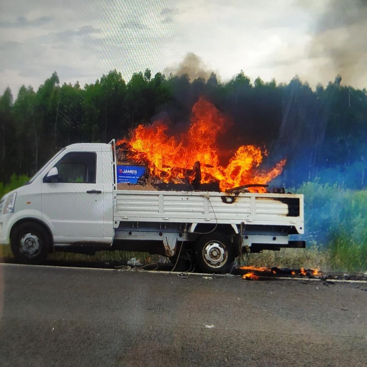 La camioneta con pintura y cartas que fue el origen del incendio