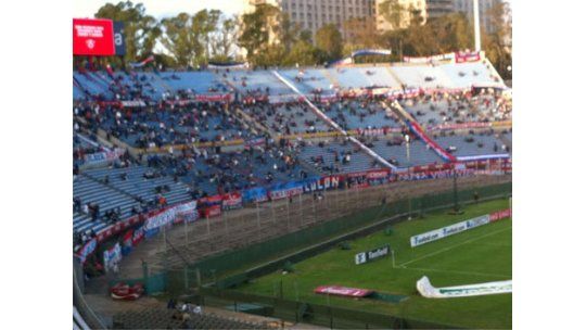 Nacional le ganó 2 a 0 a Racing y se pone a un punto de Peñarol