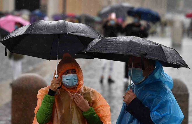 lluvias-gente-paraguas.jpg