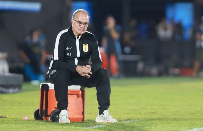 Bielsa en su clásica postal, sentado sobre la heladerita. Foto: FocoUy