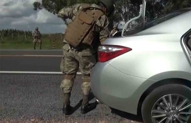 ejercito-revisa-auto.jpg