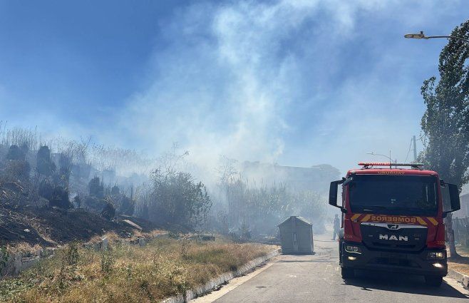Foto: Mª. Eugenia Scognamiglio, Subrayado. Bomberos trabaja en incendio en Malvín Norte.