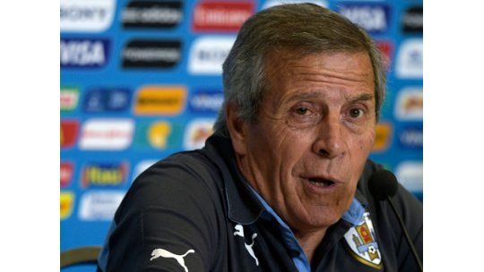 Tabárez durísimo con la FIFA por sanción “excesiva” a Suárez