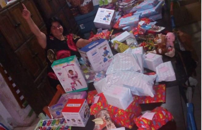 Carina, encargada del comedor, recibiendo los regalos. 