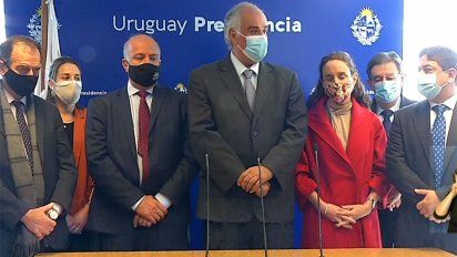 Legisladores del gobierno tras la reunión con Lacalle Pou.