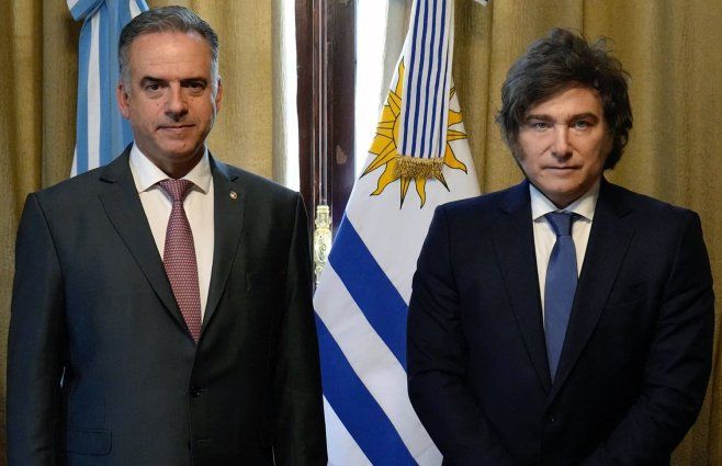 Foto: Presidencia argentina, archivo. Yamandú Orsi y Javier Milei.