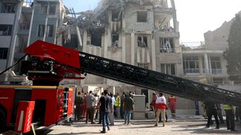 Rescatistas trabajan en un edificio de Irán atacado por Israel. Foto: AFP, viernes 13 de junio.