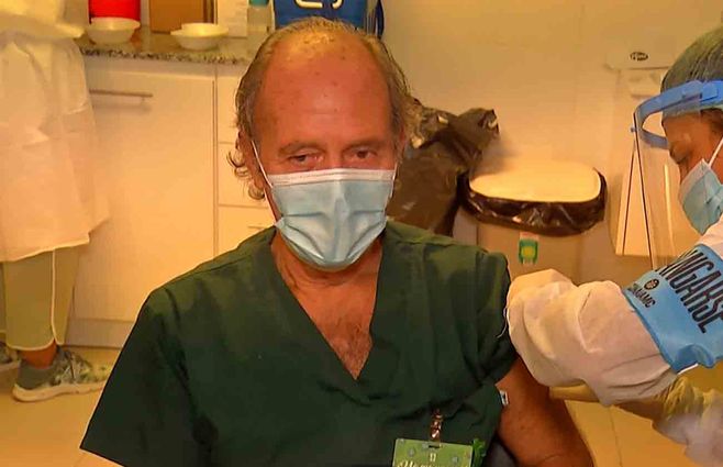 El doctor Eduardo Savio recibiendo su vacuna contra el Covid-19, días atrás