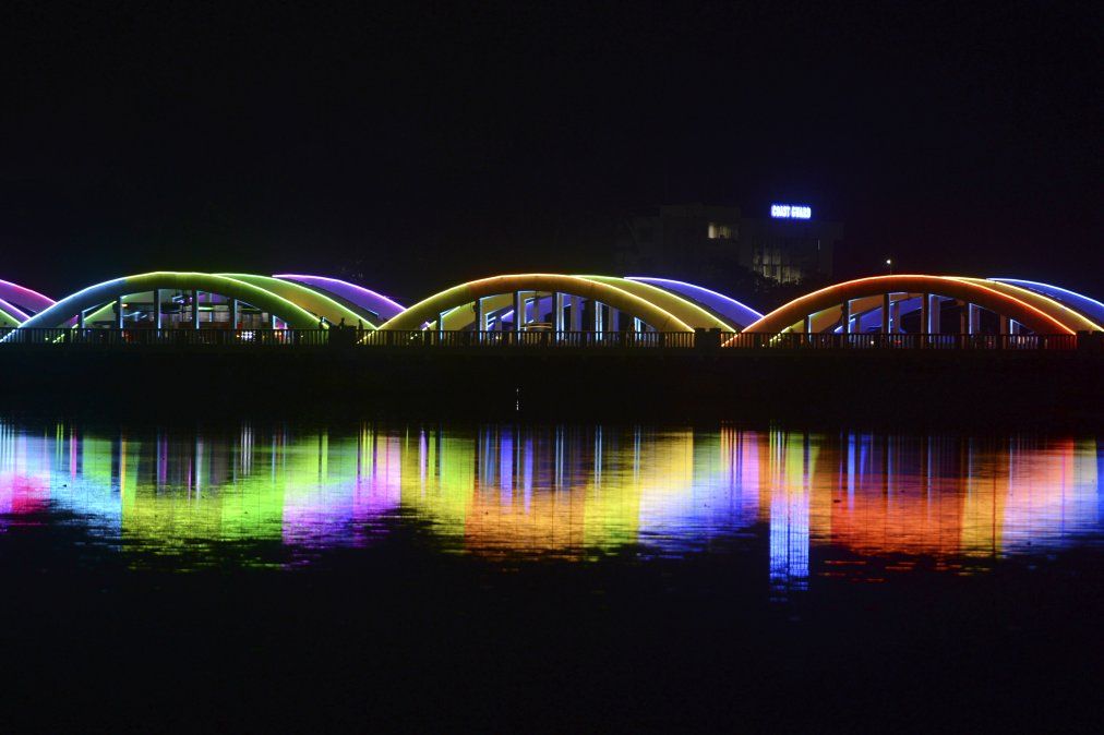 El puente Napier iluminado se muestra en la víspera de Año Nuevo en Chennai, India.&nbsp;&nbsp;
