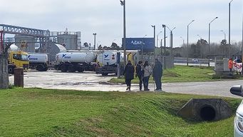 Sindicato de Ancap ocupó a las 7 y desocupó a las 10 la planta de combustibles del aeropuerto de Carrasco. Foto: Lorena Nachajón, periodista de Subrayado.