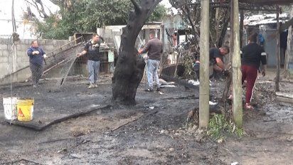 un hombre murio en el incendio de su casa y la familia pide ayuda porque quedo sin nada
