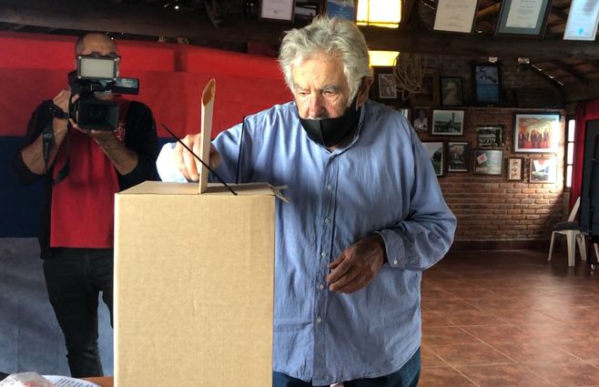 Mujica-vota-en-el-quincho-de-varela-bien.jpg
