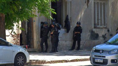 tres delincuentes asaltaron una farmacia y escaparon a los tiros