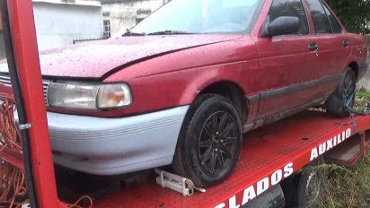 delincuentes coparon una casa y para escapar subieron el auto a un camion de auxilio