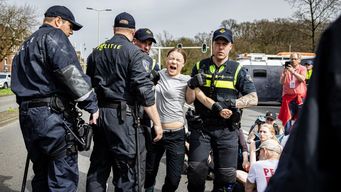 detenida la activista climatica greta thunberg durante una protesta en paises bajos