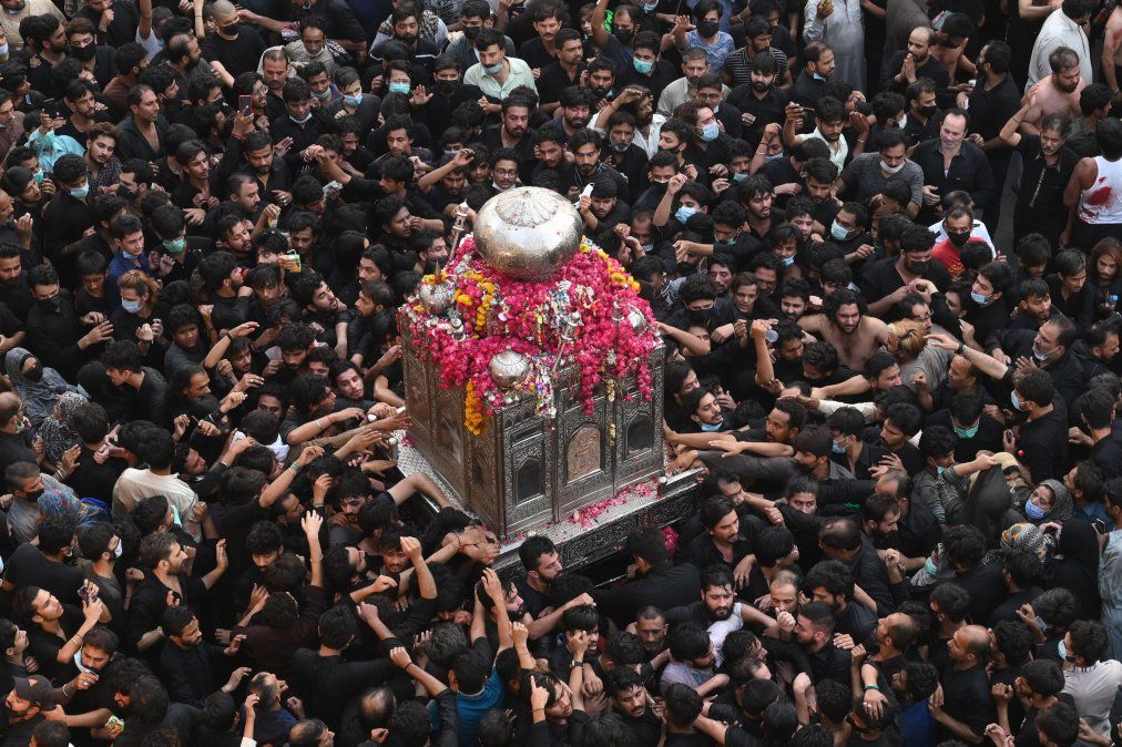 Los devotos musulmanes chiítas participan en una procesión para conmemorar el aniversario de la muerte del compañero y yerno del profeta Mahoma, Imam Ali