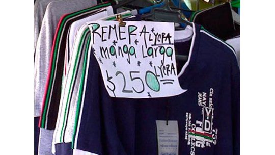 Variedad de ropa deportiva a distintos precios en las ferias