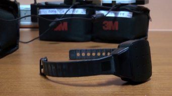 dos condenados por incumplir cautelares: uno rompio la tobillera y el otro forcejeo con familiares de victima