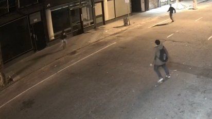 ladron le robo la cartera a una mujer; fue perseguido y detenido por varias personas