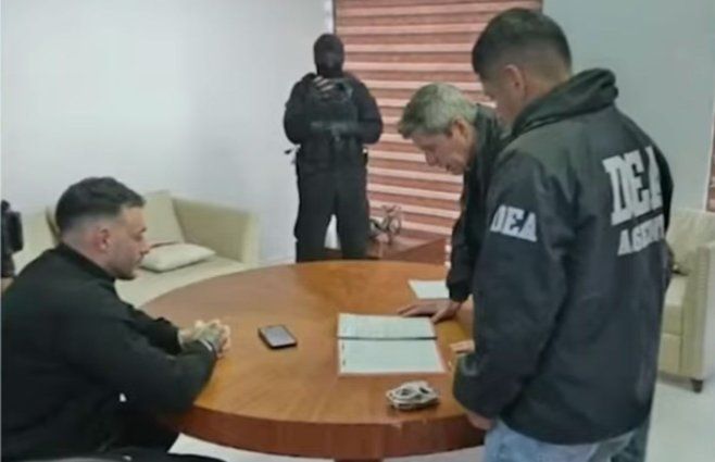 La foto de Sebastián Marset detenido, esposado y ante la DEA; sería extraditado hoy mismo a Estados Unidos. Foto: Bolivia TV Oficial.