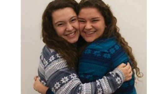 Hermanas concebidas in vitro se encontraron de casualidad