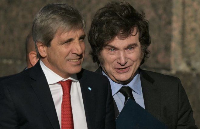 Foto: AFP. Javier Milei junto al ministro de Economía de Argentina, Luis Caputo.