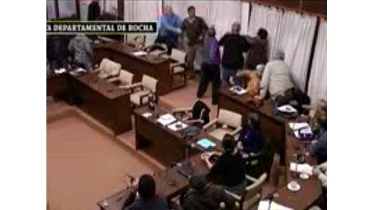 Ediles de Rocha a las piñas en plena sesión de la Junta