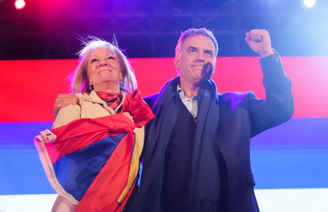 Yamandú Orsi y Carolina Cosse en escenario tras internas. Foto: Foco UY