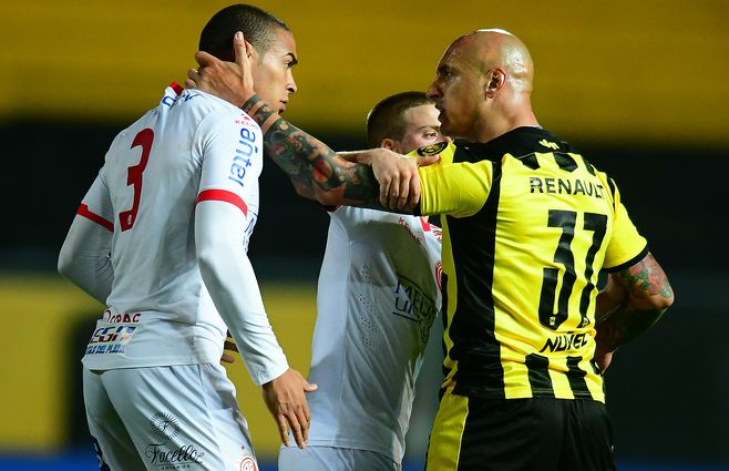 El incidente entre Nahuelpan y González de Rentistas que trajo como consecuencia roja directa para el de Peñarol.&nbsp;