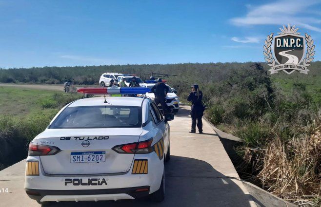 Foto: Policía Caminera. El Pelón y el otro hombre fueron arrestados luego de que cayeran desde un puente.