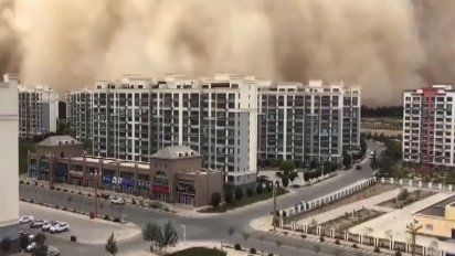 impresionantes imagenes de una tormenta de arena que devora una ciudad china
