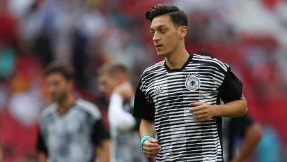 Mesut Özil calentando durante el Mundial de Rusia 2018.