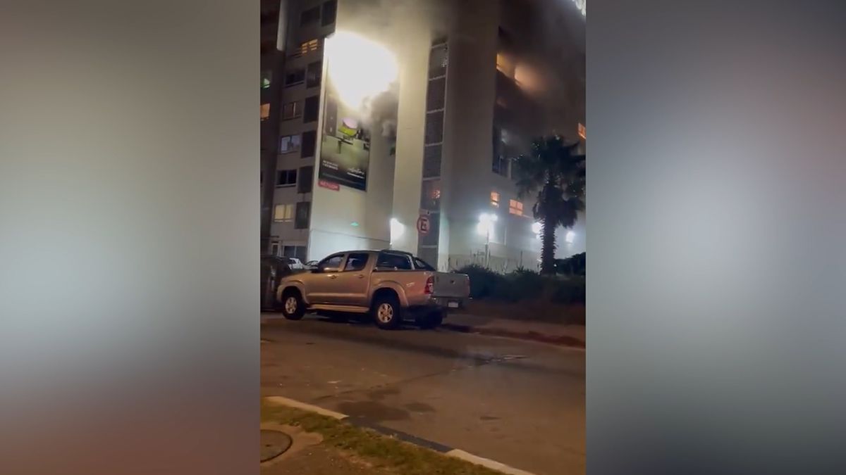 Incendio en Malvín con afectación a nivel del tercer piso de un edificio de apartamentos en la rambla