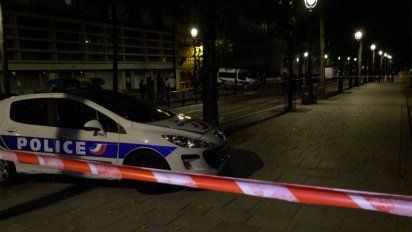 paris: siete personas fueron heridas tras una agresion con arma blanca