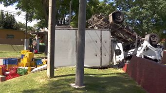 delincuentes robaron un camion, chocaron contra un auto y volcaron; escaparon caminando